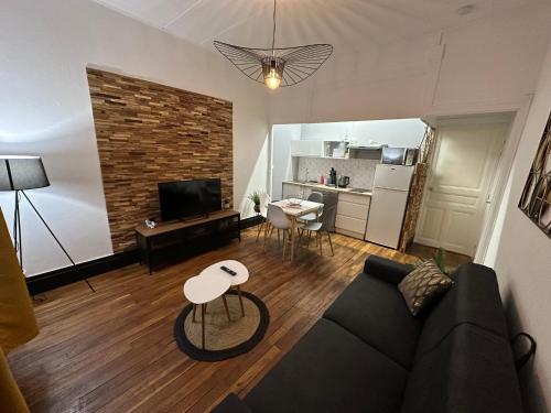 un salon avec un canapé et une table dans l'établissement Émeraude 2, à Vichy