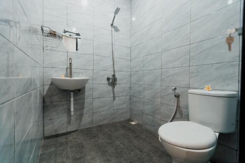 a bathroom with a toilet and a sink at Kelating Dream Guest House in Krambitan