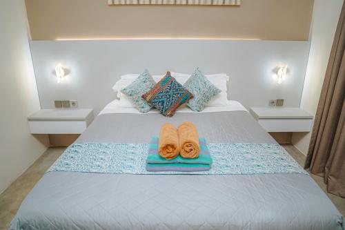 een slaapkamer met een bed met twee slippers erop bij 4 BEDROOM VILLA KUTA REGENCY B10 in Kuta
