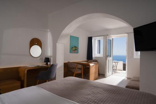Postel nebo postele na pokoji v ubytování Santorini Princess Spa Hotel