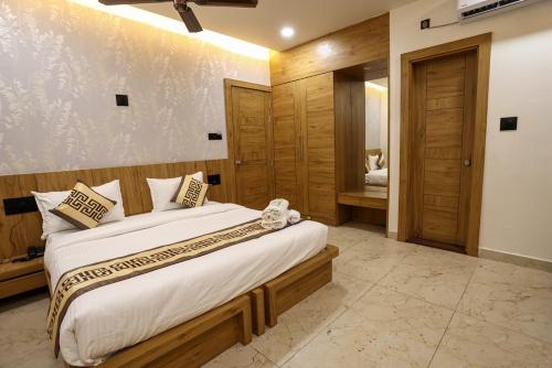 a bedroom with a large bed in a room at Le Casa Lion Resort A Premium Resort In Sasan Gir in Sasan Gir