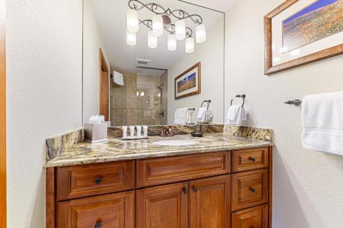 un baño con lavabo y espejo en Lion Square Lodge South 451, en Vail