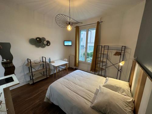 Ένα ή περισσότερα κρεβάτια σε δωμάτιο στο Émeraude 3