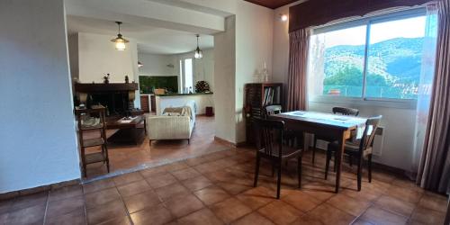 un salon avec une table et des chaises et un salon dans l'établissement Maison familiale au calme, à Banyuls-sur-Mer