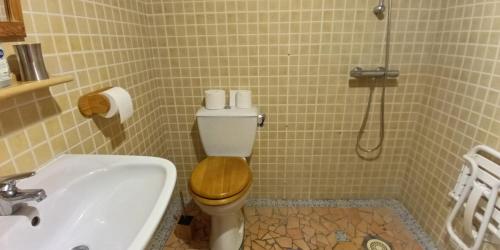 une salle de bain avec toilettes, lavabo et baignoire dans l'établissement Maison familiale au calme, à Banyuls-sur-Mer