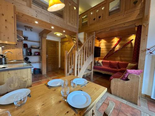 une salle à manger avec une table et un salon dans l'établissement RPP B124 - Apt 6pers - pied des pistes, à Tignes