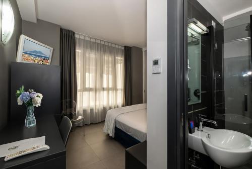 Pokój hotelowy z umywalką i łóżkiem w obiekcie Golden Hotel w mieście Neapol