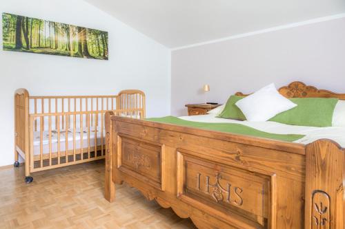 Postel nebo postele na pokoji v ubytování Stadtbauernhof Salzburg - Ferienwohnung - Gut Unterleithen