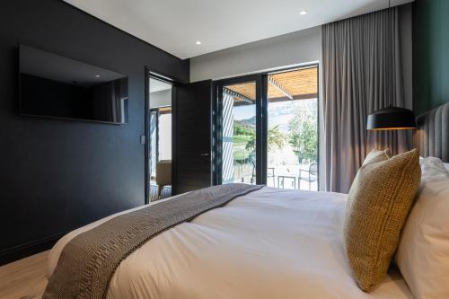 Postel nebo postele na pokoji v ubytování Franschhoek Hotel