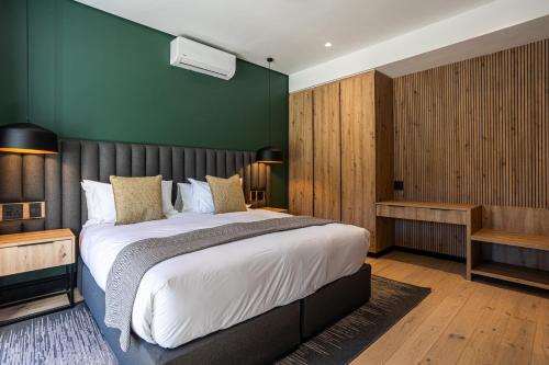 Postel nebo postele na pokoji v ubytování Franschhoek Hotel