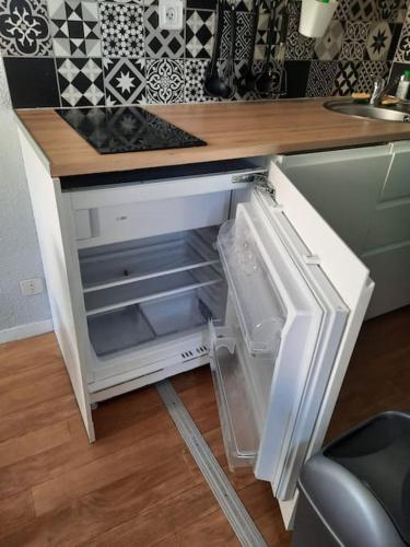 - un réfrigérateur ouvert sous un comptoir dans la cuisine dans l'établissement RPP B142 -APPARTEMENT 4 PERS pieds des pistes, à Tignes