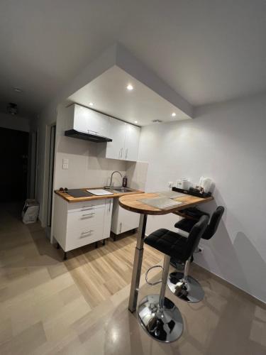 une cuisine avec une table et des chaises dans une pièce dans l'établissement Studio Lumineux à 2min de là plage, à Nice