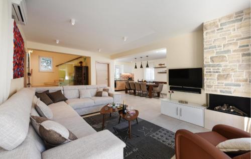 Ruang duduk di Stunning Home In Novalja