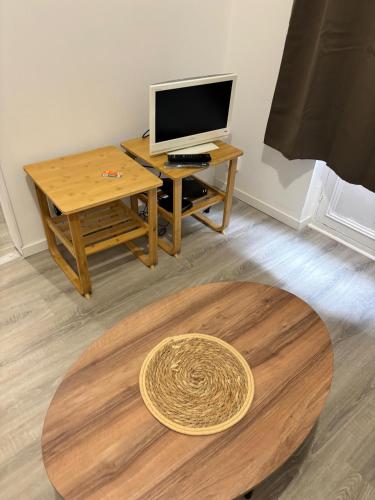 Cette chambre comprend un bureau avec un ordinateur et une table. dans l'établissement Au bord de l'eau, à Dieppe