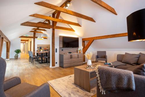 a living room with a couch and a table at Lieblingsquartier komplett in Sankt Andreasberg