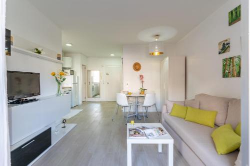 Central Los Cristianos Apartment with Pool Near Beach - Cris Sol