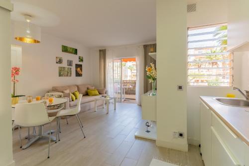 Central Los Cristianos Apartment with Pool Near Beach - Cris Sol