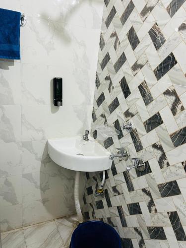 a bathroom with a sink and a mirror at Mangalayatan Home Stay Ayodhya in Faizābād