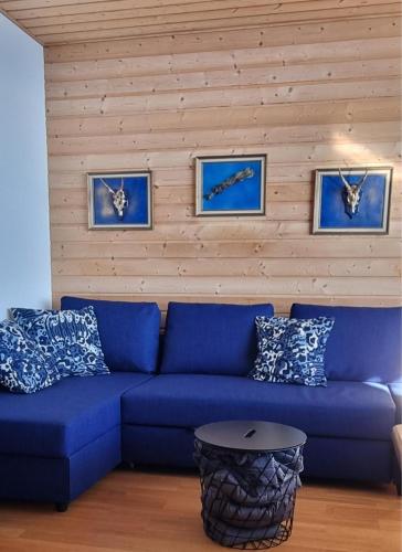 a blue couch in a living room with blue walls at Erholungskanzel Top 75 in Treffen