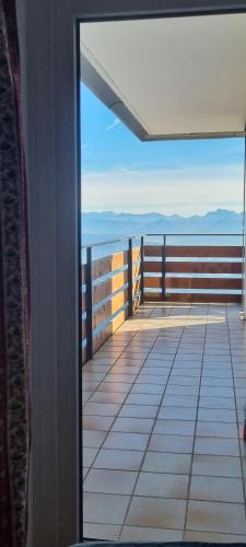 a view of the ocean from a balcony at Erholungskanzel Top 75 in Treffen