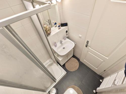 a small bathroom with a sink and a toilet at Helles Geräumiges Appartement - 10 Min zur Neustadt - Kostenloses Parken - Dresden365 in Dresden