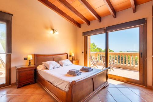 Ένα ή περισσότερα κρεβάτια σε δωμάτιο στο Finca Sa Estepa by Mallorca House Rent