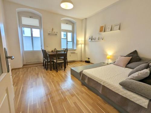 a bedroom with a bed and a dining room with a table at Helles Geräumiges Appartement - 10 Min zur Neustadt - Kostenloses Parken - Dresden365 in Dresden