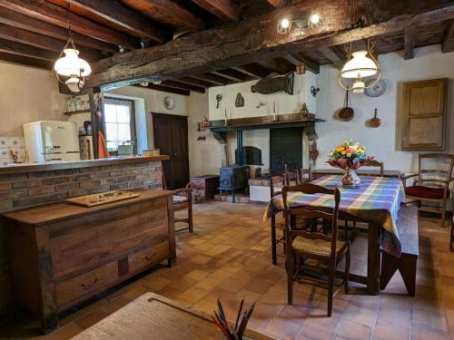 une cuisine et une salle à manger avec une table et des chaises dans l'établissement Maison de campagne avec jardin et parking près de Neuvy-Saint-Sépulchre - FR-1-591-645, à Neuvy-Saint-Sépulchre