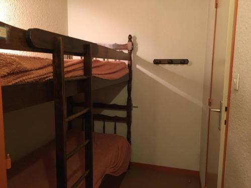 une chambre avec deux lits superposés dans une pièce dans l'établissement Studio central 4 pers, proche télécabines, cellier à skis - FR-1-812-16, à Cauterets