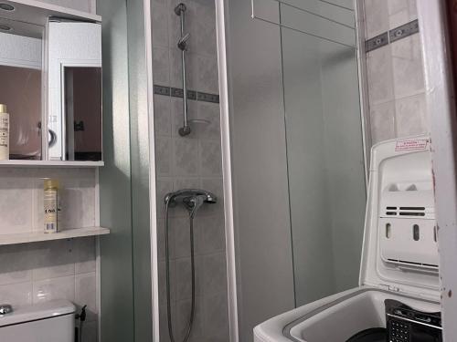 La petite salle de bains est pourvue d'une douche et d'un lavabo. dans l'établissement Studio central 4 pers, proche télécabines, cellier à skis - FR-1-812-16, à Cauterets