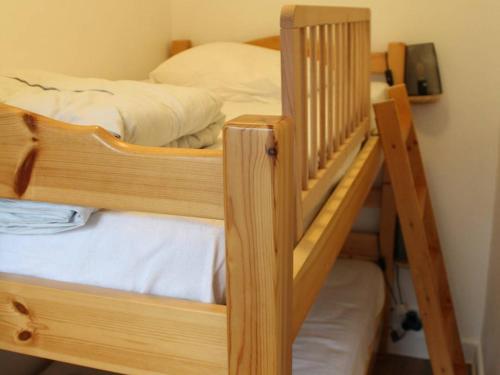 quelques lits superposés dans une chambre dans l'établissement Charmant T3 avec vue montagnes à Cauterets - FR-1-812-95, à Cauterets