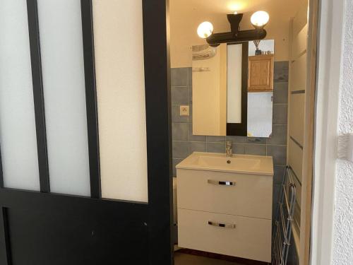 une salle de bain avec un lavabo et un miroir dans l'établissement Charmant T3 avec vue montagnes à Cauterets - FR-1-812-95, à Cauterets