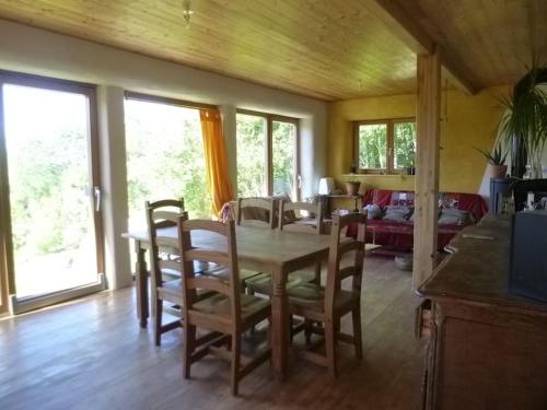 une cuisine et une salle à manger avec une table et des chaises dans l'établissement Gîte de 100m2 dans maison passive en paille, à Saint-Michel-de-Chaillol