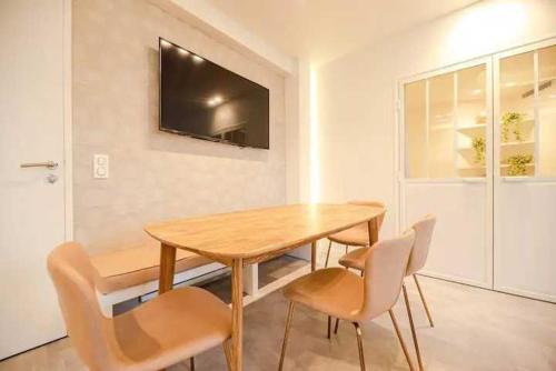 une salle à manger avec une table et des chaises en bois dans l'établissement Superb Appt with AC - 2BD-6P - Madeleine-Opera, à Paris