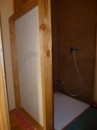 une salle de bain avec une douche avec une porte vitrée dans l'établissement Gîte de 100m2 dans maison passive en paille, à Saint-Michel-de-Chaillol
