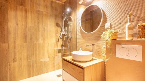 une salle de bain avec un lavabo et un miroir dans l'établissement Fermes de ST Sorlin - LE FREZZIA N 204 - 3P8, à Saint-Sorlin-dʼArves