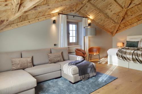 ein Wohnzimmer mit einer Couch und einem Bett in der Unterkunft Pleta Baqueira Luxe 10 by FeelFree Rentals in Naut Aran