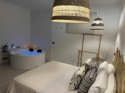 a bathroom with a tub and a bed and a bath room at Suite lima - benamahoma in Benamahoma