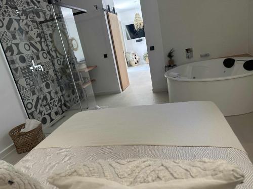 a bathroom with a bed and a bath tub at Suite lima - benamahoma in Benamahoma