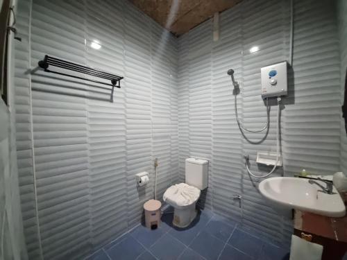 チェンマイにあるデ ウィアン クム カ​​ムのトイレと洗面台付きのバスルーム