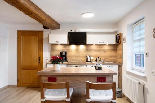 una cucina con bancone e due sedie di Ferienwohnung Fachwerk 44 a Frielendorf