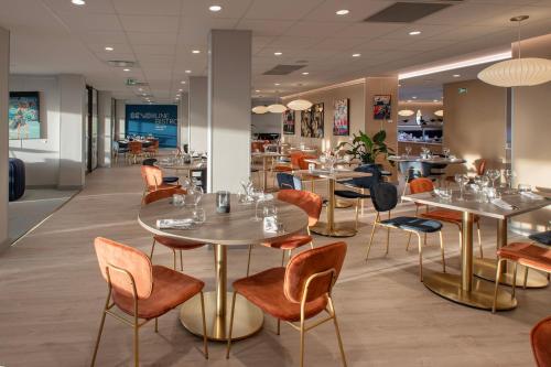 un restaurant avec des tables et des chaises et une cafétéria dans l'établissement Sevenline Purpan Toulouse, à Toulouse