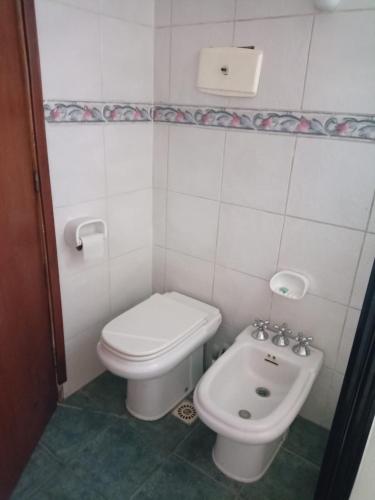a small bathroom with a toilet and a sink at departamento de 1 ambiente planta alta in Mar del Plata