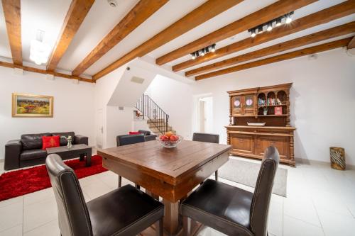 Celenga Apartments with free offsite parking