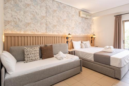 Postel nebo postele na pokoji v ubytování Aqua Beachfront Elegant Hotel
