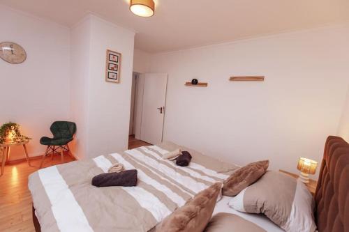 Кровать или кровати в номере brick & cozy - City - Netflix - Wifi - 4 Person
