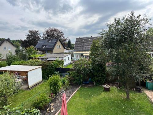 una vista aerea di un cortile con una casa di Apartment in Erftstadt , Phantasialand Brühl bei Cologne, Zentral, Bahnhof nah a Erftstadt