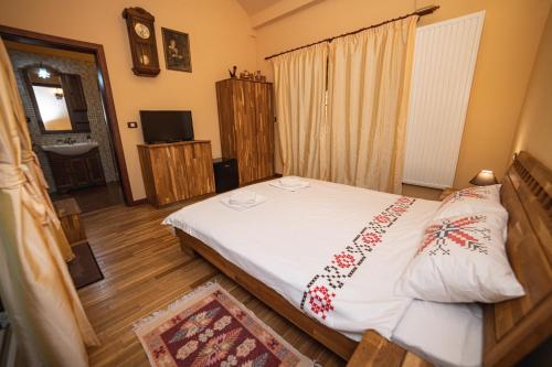 Ένα ή περισσότερα κρεβάτια σε δωμάτιο στο Casa Ardeleană
