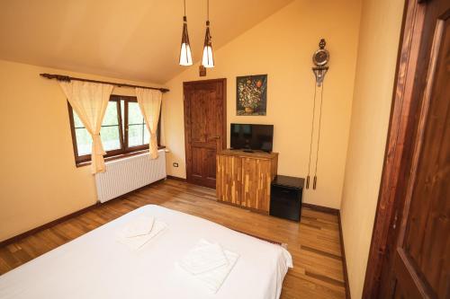 Ένα ή περισσότερα κρεβάτια σε δωμάτιο στο Casa Ardeleană