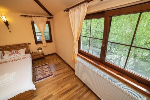 Ένα ή περισσότερα κρεβάτια σε δωμάτιο στο Casa Ardeleană